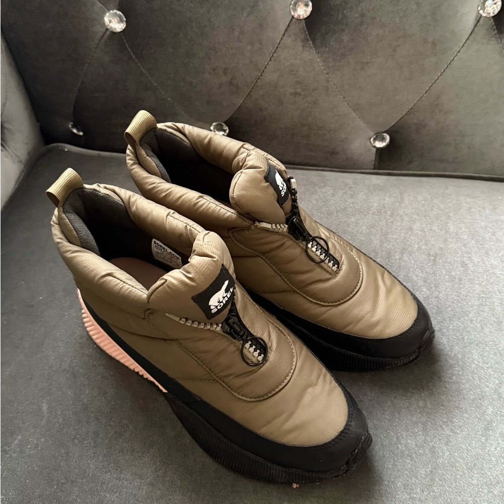 Sorel Women's Winter Boots - Black and Olive green.